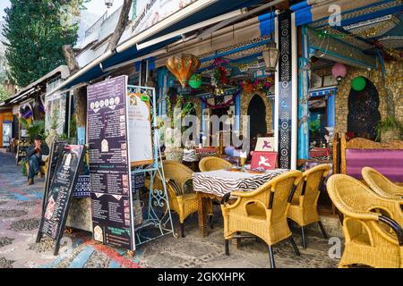 Café de rue coloré à Chefchaouen, Maroc Banque D'Images