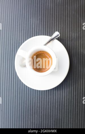 couple café avec espresso frais chaud et cuillère à thé en métal sur une surface en plastique gris. Composition géométrique verticale. Vue de dessus sur l'italien traditionnel Banque D'Images