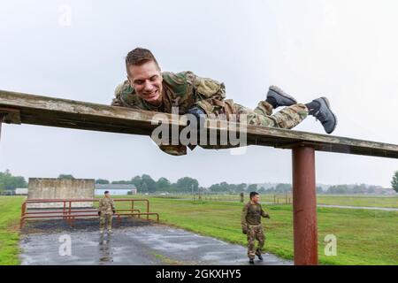 Le Maj James Fink, 94e Escadron de port aérien de la 94e Escadre de transport aérien, grimpe sur un obstacle sur le cours d'obstacles terrestres à Camp Johnson, Vermont, dans le cadre de l'événement de sélection et d'entraînement de l'équipe pour la compétition militaire de la Confédération interalliée des officiers de réserve, le 20 juillet. Dix membres de service des composantes de l'Armée de terre et de la Réserve de la Force aérienne des États-Unis s'entraînent au Vermont pour se préparer au MILCOMP de la CIOR, une compétition annuelle entre l'OTAN et le Partenariat pour la paix des nations. Banque D'Images