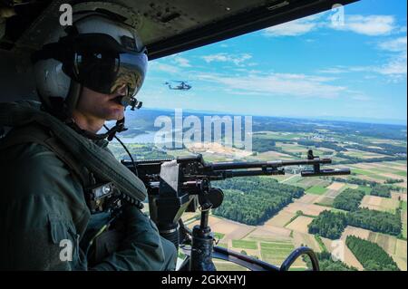 210720-N-GR586-1443 MISAWA (Japon) (le 20 juillet 2021) – Cpl. Lance Austin Mitchell, affecté aux « Vipers » de l'Escadron d'hélicoptères d'attaque de lumière marine (HMLA) 169, vole dans un VENOM UH-1Y pour une formation spécifique à la livraison d'armes à Misawa. HMLA-169 est à l'installation aérienne de la marine Misawa pour effectuer des exercices d'entraînement à rotor incliné/aile rotative (TR-RW) et réduire l'impact de l'activité d'entraînement sur Okinawa. Banque D'Images