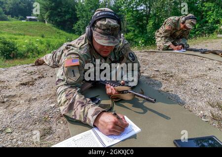 Sergent d'état-major Devin Crawford, 108e Commandement de l'entraînement, marque ses groupes de tirs après avoir tiré un fusil M4 à Camp Ethan Allen, Vermont, dans le cadre de l'événement de sélection et d'entraînement d'équipe pour la compétition militaire de la Confédération interalliée des officiers de réserve, le 20 juillet. Dix membres de service des composantes de l'Armée de terre et de la Réserve de la Force aérienne des États-Unis s'entraînent au Vermont pour se préparer au MILCOMP de la CIOR, une compétition annuelle entre l'OTAN et le Partenariat pour la paix des nations. Banque D'Images