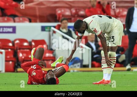 Fikayo Tomori #23 de l'AC Milan vérifie sur Divock Origi #27 de Liverpool après qu'il a pris un coup Banque D'Images