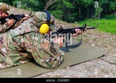 Sergent d'état-major Trevor Thompson, 67e Escadron de port aérien de la 419e Escadre Fighter, tire un fusil M4 au Camp Ethan Allen (Vermont) dans le cadre de l'événement de sélection et d'entraînement de l'équipe pour la compétition militaire de la Confédération interalliée des officiers de réserve, le 20 juillet. Dix membres de service des composantes de l'Armée de terre et de la Réserve de la Force aérienne des États-Unis s'entraînent au Vermont pour se préparer au MILCOMP de la CIOR, une compétition annuelle entre l'OTAN et le Partenariat pour la paix des nations. Banque D'Images