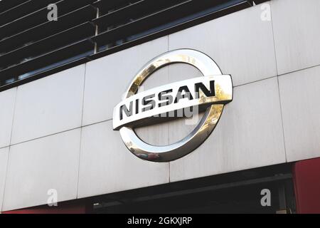 Kharkov, Ukraine - 13 septembre 2021 : logo de marque Nissan sur un bâtiment, emblème, gros plan de symbole Banque D'Images