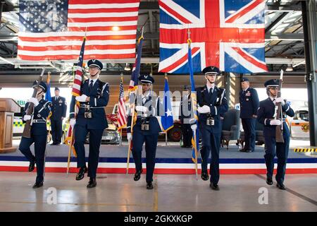 La garde d'honneur de la base du 423e Groupe de base aérienne présente les couleurs lors d'une cérémonie de changement de commandement à Royal Air Force Alconbury, Angleterre, le 20 juillet 2021. Au cours de la cérémonie, le colonel Kurt Wendt de la US Air Force a abandonné le commandement de la 501e Escadre de soutien au combat au colonel Brian Filler. Banque D'Images