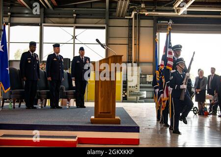 La garde d'honneur de la base du 423e Groupe de base aérienne présente les couleurs lors d'une cérémonie de changement de commandement à la RAF Alconbury, en Angleterre, le 20 juillet 2021. Au cours de la cérémonie, le colonel Kurt Wendt de la US Air Force, au centre à gauche, a abandonné le commandement de la 501e Escadre de soutien au combat au colonel Brian Filler, au centre à droite. Banque D'Images