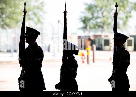 La garde d'honneur de la base du 423e Groupe de base aérienne est à l'attention avant la cérémonie de passation de commandement à la RAF Alconbury, en Angleterre, le 20 juillet 2021. La cérémonie est une tradition militaire qui représente un transfert officiel de l’autorité et de la responsabilité d’une unité d’un commandant à un autre. Banque D'Images