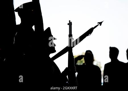 La garde d'honneur de la base du 423e Groupe de base aérienne présente les couleurs lors d'une cérémonie de changement de commandement à la RAF Alconbury, en Angleterre, le 20 juillet 2021. La cérémonie est une tradition militaire qui représente un transfert officiel de l’autorité et de la responsabilité d’une unité d’un commandant à un autre. Banque D'Images