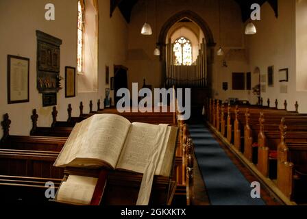 Vue intérieure de l'église de St Fabian et St Sebastian, Woodbastwick, Norfolk, Angleterre avec la bible sur le lutrin ouverte à l'évangile de St Luc, chap XV Banque D'Images