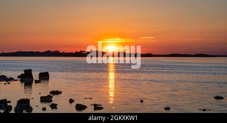 Le soleil se couche sur une soirée de palourdes à Lough Ree en Irlande Banque D'Images