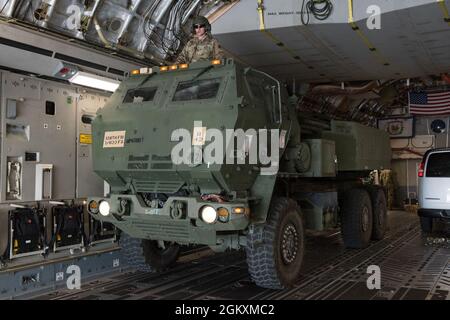 Les soldats avec B Battery, 1er Bataillon, 623e Régiment d'artillerie de campagne, Garde nationale du Kentucky déchargent un véhicule du système de fusée d'artillerie de haute mobilité (HIMARS) de l'armée américaine d'un C-17 Globemaster III avec la 167e Escadre de transport aérien, Garde nationale de Virginie-Occidentale à la base de la Garde nationale de Shepherd Field Air, Martinsburg, Virginie-Occidentale, 20 juillet 2021, Dans le cadre de Sentry Storm 2021. Sentry Storm, un exercice de formation conjoint organisé par la Garde aérienne nationale de Virginie-Occidentale, se concentre sur les concepts ACE (Agile combat Employment) permettant aux participants d'affiner les compétences nécessaires pour l'emporter sur la compétition entre pairs Banque D'Images