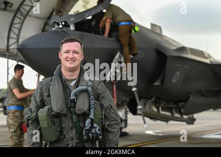 Le Maj. Martin « Lefty » Smith de la U.S. Air Force, 58e Escadron d'avions F-35A, pilote instructeur d'éclairage II, pose pour un portrait le 20 juillet 2021, à la base aérienne d'Eglin, en Floride. Smith est originaire de Montgomery, Alabama, et est devenu membre de la 33ème FW en juillet 2019. Banque D'Images