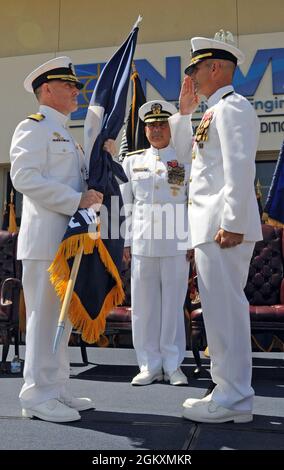 PORT HUENEME, Californie (20 juillet 2021) – le Génie des installations navales et le Centre de guerre expéditionnaire ont officiellement transféré l'autorité et la responsabilité du capitaine Michael R. Saum au capitaine Scott P. Raymond lors d'une cérémonie de changement de commandement à la base navale du comté de Ventura. Simultanément, les amis, la famille et les marins ont célébré la retraite du capitaine Saum après 29 ans de service honorable. Le contre-amiral John Korka, commandant de la NAVFAC et chef des ingénieurs civils, a présidé la double cérémonie. Banque D'Images