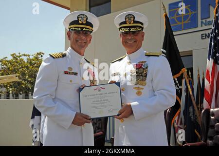 PORT HUENEME, Californie (le 20 juillet 2021) – le contre-amiral John Korka, commandant des installations navales (NAVFAC) et chef des ingénieurs civils, présente le capitaine Michael R. Saum, commandant du NAVFAC Engineering and Expeditionary Warfare Centre (EXWC) au prix de la Légion du mérite pour son comportement, son rendement, sa performance, Et un service exceptionnel en tant que commandant pendant son mandat à NAVFAC EXWC. Banque D'Images