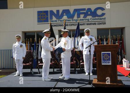 PORT HUENEME, Californie (20 juillet 2021) – le Génie des installations navales et le Centre de guerre expéditionnaire ont officiellement transféré l'autorité et la responsabilité du capitaine Michael R. Saum au capitaine Scott P. Raymond lors d'une cérémonie de changement de commandement à la base navale du comté de Ventura. Simultanément, les amis, la famille et les marins ont célébré la retraite du capitaine Saum après 29 ans de service honorable. Le contre-amiral John Korka, commandant de la NAVFAC et chef des ingénieurs civils, a présidé la double cérémonie. Banque D'Images