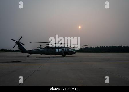 Un hélicoptère UH-60L Black Hawk, avec le 1er-150e Bataillon d'hélicoptères d'assaut, pendant le coucher du soleil à la base interarmées McGuire-dix-Lakehurst (N.J.), le 20 juillet 2021. Banque D'Images