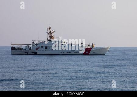 210720-A-UH336-0023 GOLFE PERSIQUE (le 20 juillet 2021) – Cutter à réaction rapide USCGC Robert Goldman (WPC 1142), attaché aux forces de patrouille de l'Asie du Sud-Ouest, transite dans le Golfe Persique, juillet 20. Goldman est déployé dans la zone d'opérations de la 5e flotte des États-Unis à l'appui des opérations navales pour assurer la stabilité et la sécurité maritimes dans la région centrale, reliant la Méditerranée et le Pacifique par l'océan Indien occidental et trois points d'étranglement stratégiques. Banque D'Images