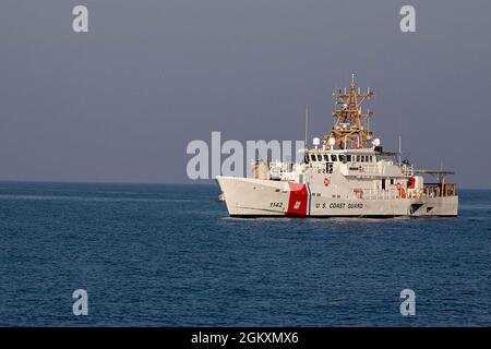 210720-A-UH336-0039 GOLFE PERSIQUE (le 20 juillet 2021) – Cutter à réaction rapide USCGC Robert Goldman (WPC 1142), attaché aux forces de patrouille de l'Asie du Sud-Ouest, transite dans le Golfe Persique, juillet 20. Goldman est déployé dans la zone d'opérations de la 5e flotte des États-Unis à l'appui des opérations navales pour assurer la stabilité et la sécurité maritimes dans la région centrale, reliant la Méditerranée et le Pacifique par l'océan Indien occidental et trois points d'étranglement stratégiques. Banque D'Images