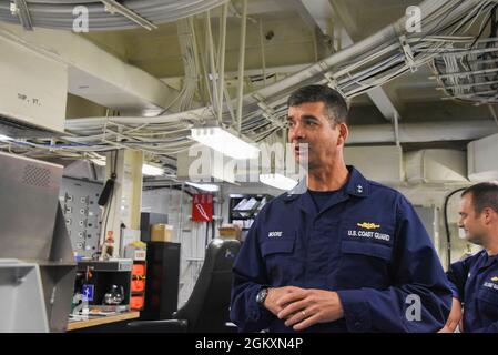 17e SMA arrière de district de la Garde côtière. Nathan Moore s'adresse aux membres de l'équipage du garde-côte Healy lors de sa tournée à bord du navire, dans le port hollandais, en Alaska, le 20 juillet 2021. Le Healy mène des opérations dans l'Arctique au cours de leur déploiement dans le passage du Nord-Ouest. Banque D'Images