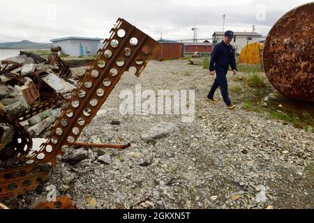 Le sous-officier de 2e classe Craig Bennett, technicien en sciences de la mer du Groupe de travail sur la sécurité maritime de la Garde côtière, inspecte une installation de stockage de mazout à Teller, en Alaska, le 20 juillet 2021. Dans le cadre de l'inspection, les membres du FSTM discutent des plans d'intervention, examinent la documentation et inspectent l'équipement et les installations de stockage du carburant afin d'assurer la conformité réglementaire. Banque D'Images