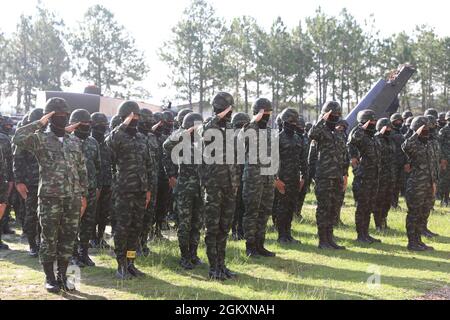 Les soldats de l'armée américaine affectés au 2e bataillon, 325 Airborne Infantry Regiment, conduisent un entraînement aéroporté de base avec l'armée royale de Taiwanise sur le fort Bragg NC, juillet 20 2021. L'enseignement et l'apprentissage de la conduite de toutes les opérations aériennes américaines améliorent l'opérabilité internationale aérienne. Banque D'Images