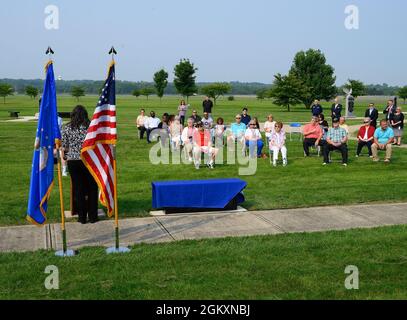 Des amis et des parents des frères Litten assistent à l'inauguration d'un banc commémoratif qui les honore au Musée national de la U.S. Air Force le 20 juillet 2021, à la base aérienne Wright-Patterson, Ohio. Les sept frères de l'Ohio ont servi un total combiné de 137 ans dans la Force aérienne. Banque D'Images