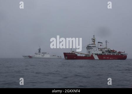 Le Cutter Midgett de la Garde côtière et le navire de la Garde côtière canadienne Sir Wilfrid Laurier effectuent une patrouille de sécurité maritime conjointe dans la mer de Chukchi le 20 juillet 2021. Le Midgett est le huitième Cutter de la Garde côtière et est domiciliaire à Honolulu. Photo de la Garde côtière américaine. Banque D'Images