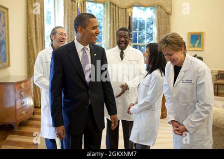 Le président Barack Obama rit avec des médecins de tout le pays dans le Bureau ovale, le 5 octobre 2009, avant un événement de réforme de l'assurance maladie à la Maison Blanche à Washington (D.C.) (photo officielle de la Maison Blanche par Pete Souza) Cette photo officielle de la Maison Blanche est mise à disposition uniquement pour publication par les organismes de presse et/ou pour impression personnelle par le(s) sujet(s) de la photo. La photographie ne peut être manipulée d'aucune manière et ne peut pas être utilisée dans des documents commerciaux ou politiques, des publicités, des courriels, des produits, des promotions qui, de quelque manière que ce soit, suggèrent une approbation ou un endossement Banque D'Images