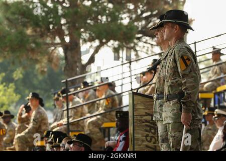 Le commandant général du corps III et du fort Hood, le lieutenant-général Robert P. White, se dresse avec le commandant général entrant de la 1re Division Cavalry, le major général John Richardson, lors de la cérémonie d'Assomption du commandement de la Division sur Cooper Field, fort Hood (Texas), le 21 juillet 2021. Banque D'Images