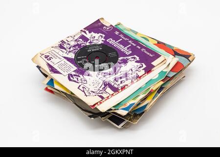 disques vinyles individuels assortis de 7 pouces 45 tr/min dans des pochettes en papier coloré Banque D'Images