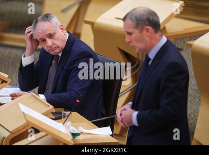 Richard Lochhead MSP SNP (à gauche) et Michael Matheson MSP Net Zero et le secrétaire à l'énergie lors du débat du Parti conservateur et unioniste écossais sur Net Zero, Energy and transport, au Parlement écossais à Holyrood, Édimbourg. Date de la photo: Mercredi 15 septembre 2021. Banque D'Images