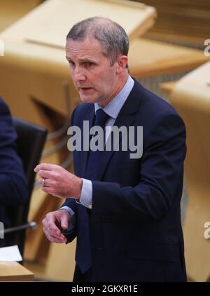 Michael Matheson MSP Net Zero et Secrétaire à l'énergie lors du débat du Parti conservateur et unioniste écossais sur Net Zero, énergie et transport, au Parlement écossais à Holyrood, Édimbourg. Date de la photo: Mercredi 15 septembre 2021. Banque D'Images