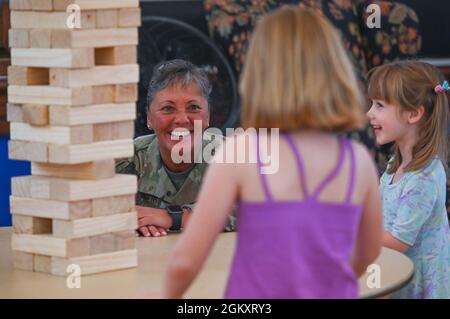 Le colonel Katrina Stephens, commandant de l'installation, parle à Liliana, au centre, et à Astraea Davies lors d'un événement Hearts Apart à la base aérienne de Hanscom, Mass., juillet 21. Le programme Hearts Apart offre des activités et du soutien aux familles pendant qu'un parent ou un tuteur sert loin de chez lui. Banque D'Images