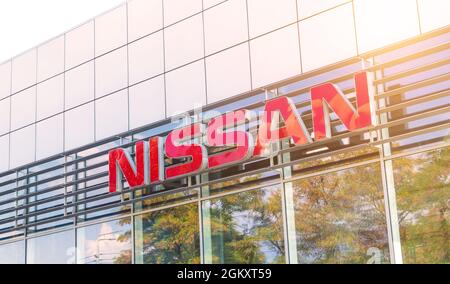 Kharkov, Ukraine - 13 septembre 2021 : logo de marque Nissan sur le bâtiment de la concession, emblème, gros plan de symbole Banque D'Images