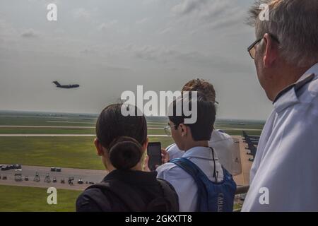 Les membres de la patrouille aérienne civile observent le décollage d'un C-17 Globemaster III, le 21 juillet 2021, à la base aérienne d'Altus, en Oklahoma. Alors que la 97e Escadre de la mobilité aérienne abrite le C-17, le KC-135 Stratotanker et le KC-46 Pegasus, la patrouille aérienne civile possède sa propre flotte de 560 avions légers, composés principalement du Cessna 172 Skyhawk et du Cessna 182 Skylane. Banque D'Images