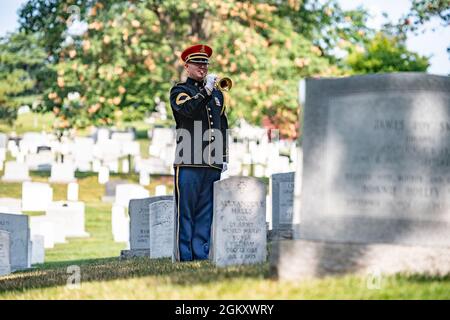 Bugler de la bande de l'armée américaine, « Pershing's Own » joue « Taps » lors d'une cérémonie de pose de couronne pour le 246e anniversaire du corps des aumôniers sur la colline de l'aumônier, dans la section 2 du cimetière national d'Arlington, Arlington, Virginie, le 22 juillet 2021. Banque D'Images