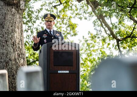 Aumônier de l'armée (Lt. Coll.) James Foster, aumônier de commandement adjoint, quartier général de la Force interarmées – région de la capitale nationale / District militaire de Washington de l’Armée des États-Unis, prend la parole lors d’une cérémonie à la colline de l’aumônier en l’honneur du 246e anniversaire du corps d’aumônier dans la section 2 du cimetière national d’Arlington, à Arlington, en Virginie, le 22 juillet 2021. Banque D'Images