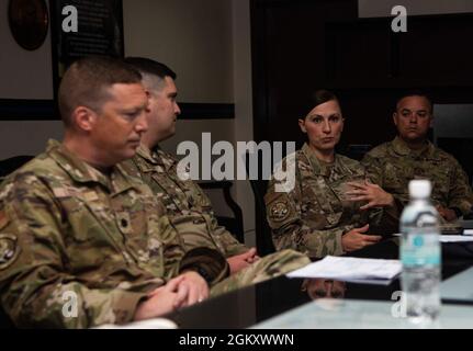 Sgt. Principal Janee Walker, surintendant du 39e Escadron des forces de sécurité, répond à une question lors d'une séance d'immersion avec les dirigeants de la 39e Escadre de la base aérienne à la base aérienne d'Incirlik, Turquie, le 22 juillet 2021. La visite de l’équipe de direction de l’escadre faisait partie d’une série de visites d’immersion pour offrir à Gingrich une expérience de première main sur la façon dont chaque unité soutient les missions et les priorités de la 39e Escadre de la base aérienne et des forces aériennes américaines en Europe-Armée de l’air en Afrique. Le 39e SFS assure une sécurité sans compromis pour la défense du flanc sud de l’OTAN. Banque D'Images