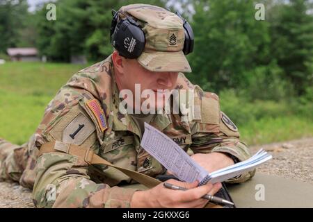 Sgt. Shane Price, 108e Commandement de l'entraînement, étudie son groupe de tir après un tir de fusil M4 au Camp Ethan Allen, Vermont, dans le cadre de l'événement de sélection et d'entraînement de l'équipe pour la compétition militaire de la Confédération interalliée des officiers de réserve, le 20 juillet. Dix membres de service des composantes de l'Armée de terre et de la Réserve de la Force aérienne des États-Unis s'entraînent au Vermont pour se préparer au MILCOMP de la CIOR, une compétition annuelle entre l'OTAN et le Partenariat pour la paix des nations. Banque D'Images