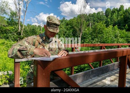 Sergent d'état-major Devin Crawford, 108e Commandement de l'entraînement, localise son prochain point lors d'un événement de pratique d'orientation au Camp Ethan Allen, Vermont, dans le cadre de l'événement de sélection d'équipe et d'entraînement pour la compétition militaire de la Confédération interalliée des officiers de réserve, le 20 juillet. Dix membres de service des composantes de l'Armée de terre et de la Réserve de la Force aérienne des États-Unis s'entraînent au Vermont pour se préparer au MILCOMP de la CIOR, une compétition annuelle entre l'OTAN et le Partenariat pour la paix des nations. Banque D'Images