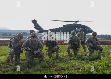 Les soldats des meilleurs guerriers de la Garde nationale de l'armée américaine participent à l'événement mystère pour tester leurs compétences lors de la compétition des meilleurs guerriers de la Garde nationale de l'armée de 2021 au Camp Navajo Military Reservation, Arizona, le 22 juillet 2021. La compétition dure trois jours physiquement et mentalement exigeants où les concurrents sont testés sur une variété de compétences tactiques et techniques alors qu’ils rivalisent pour être nommés soldat de la Garde d’Armée de terre et officier non commandant de l’année. Les gagnants représenteront ensuite la Garde de l'Armée de terre dans le cadre de la compétition des meilleurs guerriers du département de l'Armée plus tard cette année Banque D'Images