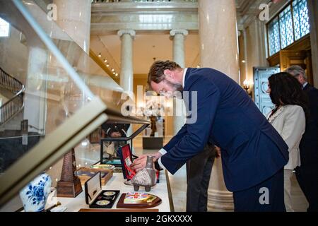 Le ministre de la Défense de Croatie Mario Banožić fait un don au soldat inconnu dans un cas d'exposition dans la salle d'exposition de l'Amphithéâtre commémoratif du cimetière national d'Arlington, Arlington (Virginie), le 22 juillet 2021. Banque D'Images