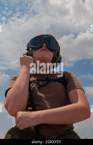 U.S. Navy Airman E-3 Holly Wagley, mécanicien de structure affecté à l'escadron d'attaque électronique (VAQ) 138 «RAMPAGE!» À la base aérienne de Whidbey Island, Washington, se prépare à lancer un growler EA-18G participant à un exercice du drapeau rouge 21-3 à la base aérienne de Nellis, Nevada, le 22 juillet 2021. La Marine participe au Red Flag 21-3 en tant que partenaire conjoint aux côtés de la U.S. Air Force, des Marines, de la Space Force, de la Garde nationale aérienne et des réserves de la U.S. Air Force. Banque D'Images