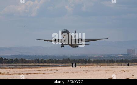 Une Pégase KC-46A affectée à la 22e Escadre de ravitaillement en vol, base aérienne de McConnell, Kansas, prend son envol pour une mission du drapeau rouge 21-3 à la base aérienne de Nellis, Nevada, le 22 juillet 2021. Le KC-46A est équipé d'une flèche de ravitaillement entraînée par un système de commande de vol par fil et peut supporter les taux de déchargement de carburant requis pour les gros aéronefs. Banque D'Images