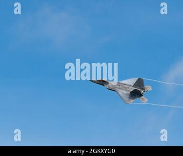 Un F-22 Raptor de la Force aérienne des États-Unis affecté au 199e Escadron de chasseurs, 154e Escadre, base conjointe Pearl Harbour Hickam, Hawaii, survole la base aérienne d'Andersen, Guam, pendant le Pacific Iron 2021 juillet 22, 2021. Pacific Iron 2021 est une opération dynamique d’emploi des forces aériennes du Pacifique qui projette les forces dans le domaine de responsabilité de l’USINDOPACOM à l’appui de la Stratégie de défense nationale de 2018, qui appelait l’armée à être une force plus mortelle, plus adaptative et plus résistante. Banque D'Images