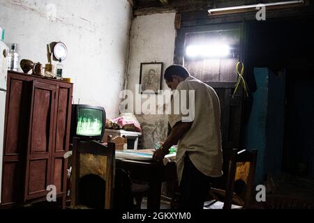 Homme se tient et travaille autour de sa maison à la Havane, Cuba. Banque D'Images