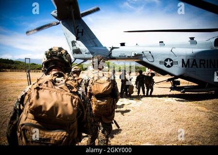 Les Marines des États-Unis du 1er Bataillon, marines 3d, se chargent dans un Super Stallion CH-53 attaché au Marine Heavy Helicopter Squadron 463 lors d'un entraînement d'insertion et d'extraction, Marine corps base Hawaii, le 22 juillet 2021. En tant que plate-forme hôte de tous les éléments de la Marine Air Ground Task Force, Marine corps base Hawaii fournit l'environnement nécessaire pour produire l'état de préparation dans l'air, sur terre et en mer. Banque D'Images