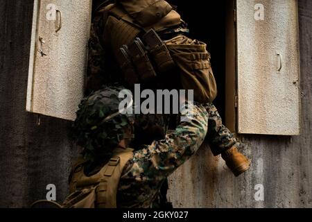 Les Marines des États-Unis du 1er Bataillon, 3d Marines, entrent dans la fenêtre d'un bâtiment lors d'un événement d'entraînement d'insertion et d'extraction, Marine corps base Hawaii, 22 juillet 2021. En tant que plate-forme hôte de tous les éléments de la Marine Air Ground Task Force, Marine corps base Hawaii fournit l'environnement nécessaire pour produire l'état de préparation dans l'air, sur terre et en mer. Banque D'Images