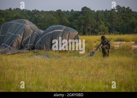 Le 20 juillet 2021, le parachutiste de l'Armée royale thaïlandaise déloge son parachute à la suite d'une opération aéroportée conjointe avec la 82e division aéroportée de fort Bragg, en Caroline du Nord. L'Armée royale thaïlandaise et la 82e Division aéroportée s'exercent ensemble pour accroître l'interopérabilité et se préparer à de futurs exercices bilatéraux. Banque D'Images