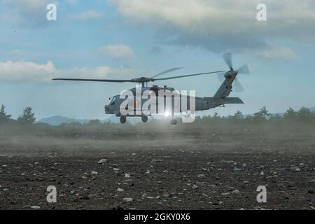 Un hélicoptère Seahawk SH-60B de la Marine américaine affecté à l'Escadron d'attaque maritime (UGV) 51 de l'hélicoptère atterrit à un point d'armement et de ravitaillement pendant l'exercice Eagle Wrath 21 au centre d'entraînement d'armes combinées Camp Fuji, Japon, le 22 juillet 2020. Le MWSS-171 a été formé avec une variété de systèmes d'armes et a mis en place un point d'armement et de ravitaillement dans le cadre de la formation au niveau de l'unité. L’exercice a lieu chaque année afin d’accroître l’état de préparation au combat de l’escadron. Banque D'Images